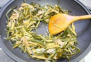 干煸姜丝,锅中放油，倒入姜丝炒出香味，再倒入海带丝，肉丝。翻炒均匀，调入酱油10克；盐5克；鸡精5克，炒匀，锅中没有汤汁时，即可出锅。