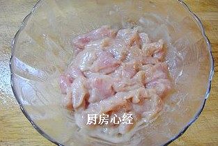 蒜片爆肉,里脊肉切片，上浆：盐3克；料酒10克；清水少许抓匀，加入少许蛋清；淀粉再抓匀，再放入生油抓匀。