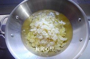蒜片爆肉,大蒜炸脆的秘密:先用清水洗二遍,再用开水焯一遍,再用温油炸10分钟,捞出备用。