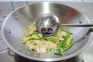 蒜片爆肉,锅烧到很热,放油三成热时,倒入肉片不动,变色后倒入姜丝;蒜薹炒匀,再调入蚝油10克;酱油5克;糖5克;盐3克;料酒10克炒匀。