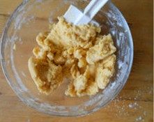 布列塔尼酥饼,低筋面粉与玉米粉混合过筛备用,黄油室温软化,用橡皮刮刀搅拌至乳霜状,加盐、熟蛋黄,用橡皮刮刀混合均匀。加入糖粉混合均匀。加入过筛后的粉类,混合至粉类消失。