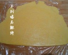 布列塔尼酥饼,操作台撒薄薄一层高粉,把酥饼面团用擀面杖擀成0.5cm厚。保鲜膜包好放入冰箱冷藏室静止2-3个小时。