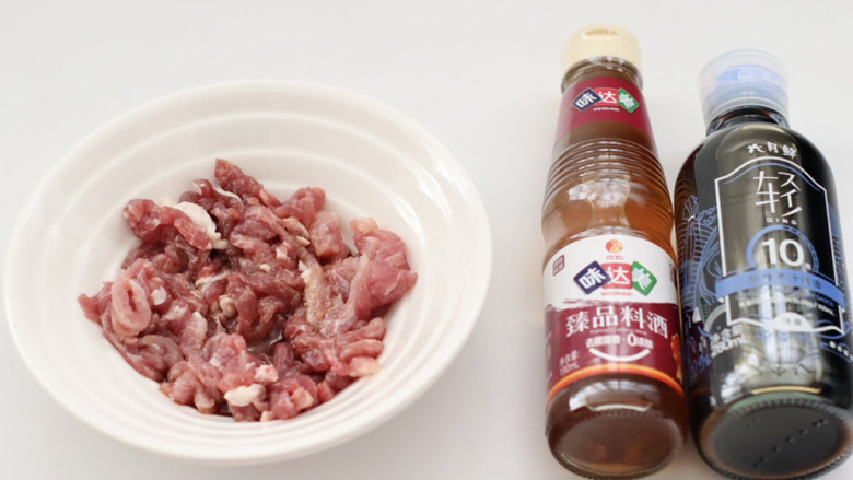 梅花肉丝炒芹菜,把肉丝放入碗里，加入<a style='color:red;display:inline-block;' href='/shicai/ 718'>料酒</a>和1勺<a style='color:red;display:inline-block;' href='/shicai/ 692'>酱油</a>。