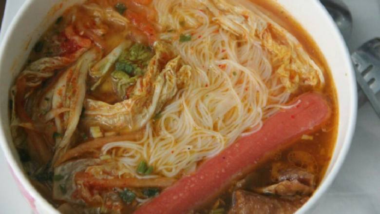 中韩风味米线,贴上保鲜膜,记得留孔,不能密封,放进微波炉热两分钟,即可开吃