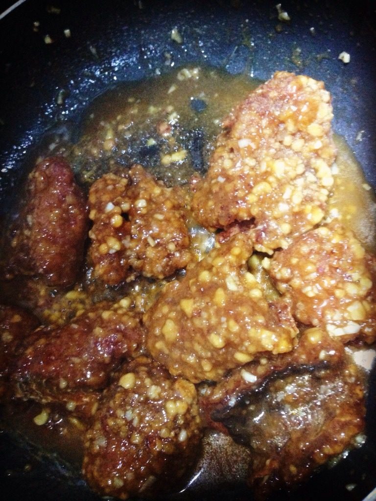 蒜蓉糖醋鱼,把之前炸好的鱼块倒入酱汁中,把鱼块翻炒至均匀沾满酱汁后出锅~~~~~
