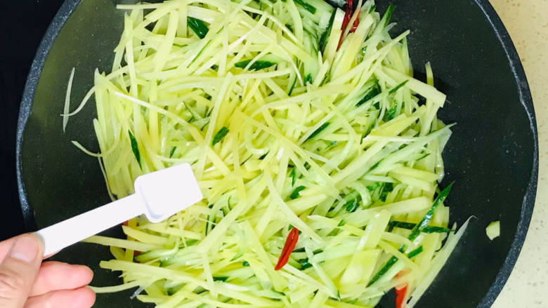 黄瓜炒土豆丝,翻炒至蔬菜恹恹,撒入盐调味