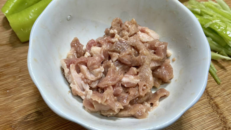 千张肉丝,肉丝加半汤匙料酒,少许<a style='color:red;display:inline-block;' href='/shicai/ 788'>生抽</a>,一点白胡椒粉,一点食盐,抓拌均匀,再加入一茶匙生粉抓拌均匀,最后加入少许食用油抓匀,腌制10分钟
