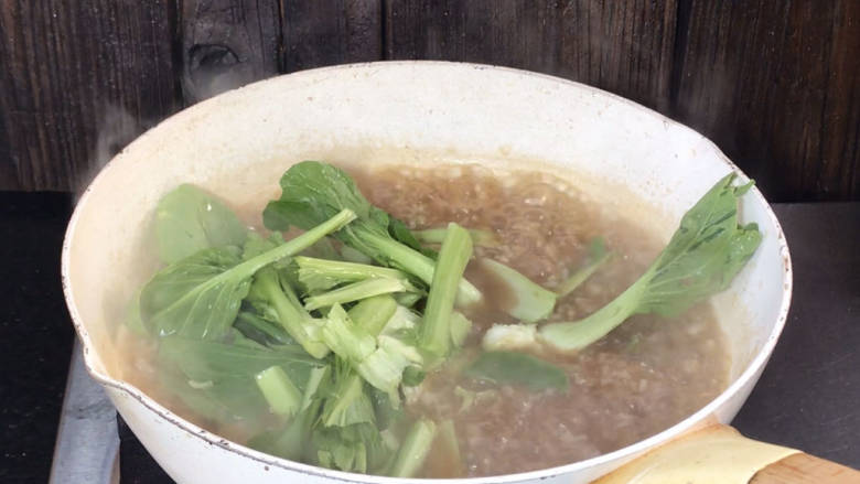 莲藕烫饭,放入青菜,拌匀煮熟