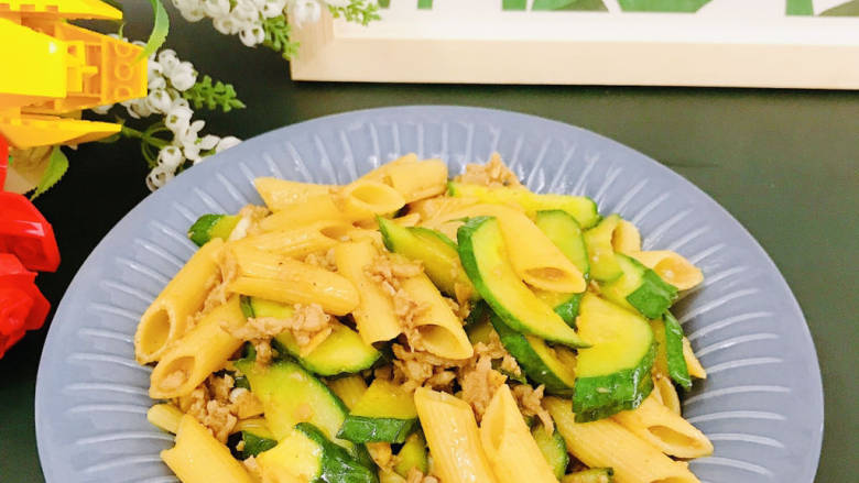 青瓜炒意面,装盘食用