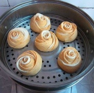 双色玫瑰馒头,蒸锅内注入约70度的热水，蒸架抹上一点油，将玫瑰馒头生胚放在蒸架上加锅盖，静置醒发20分钟。