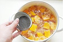 木瓜桃胶银耳汤,开锅后,加入<a style='color:red;display:inline-block;' href='/shicai/ 866'>冰糖</a>,继续炖煮至糖融化;出锅前保持小火,加入兰香子,搅拌均匀,兰香子的周圈出现乳白色即可关火。