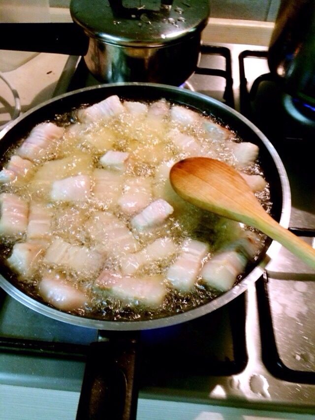 红烧肉,将切好的三馅肉到入锅中油炸至金黄色捞出