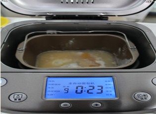 绿茶圈圈土司,把除黄油以外的材料放入面包机,启动和面程序。