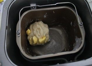 绿茶圈圈土司,和面程序结束后,加入软化的黄油,再次启动和面程序。