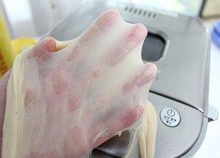 绿茶圈圈土司,揉到完全扩展阶段,手套膜。