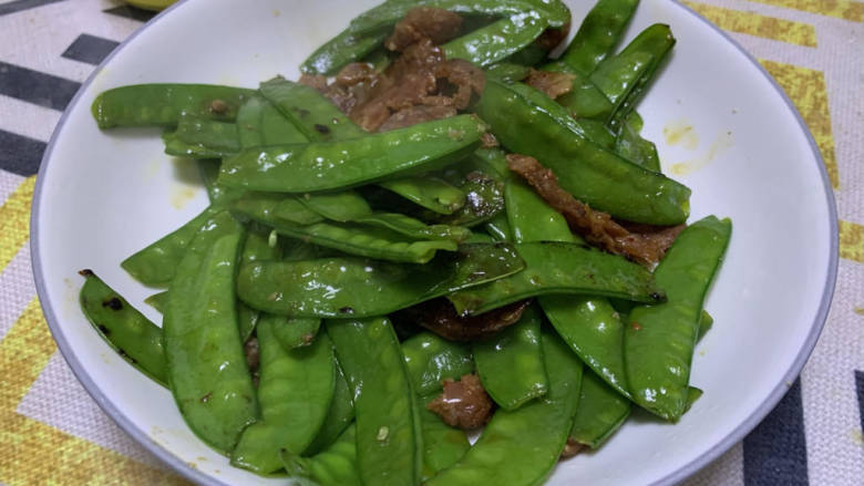荷兰豆炒腊肠,出锅,老一点没关系,不要中毒咯。