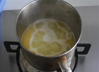 金枪鱼沙拉泡芙,黄油放入小锅中，加入盐，糖，水，一起加热，加热过程中，稍加搅拌，使油均匀分布，加热到沸腾。