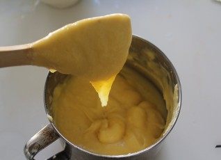 金枪鱼沙拉泡芙,鸡蛋打散，一点点把鸡蛋加入烫好的面里，完全吸收之后在加入下一次。直到提起勺子面糊滴落会有一个倒三角的面糊出现。