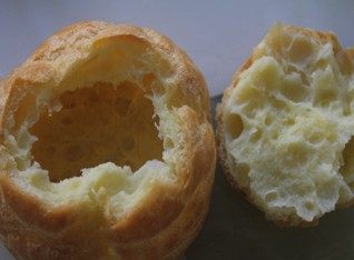 金枪鱼沙拉泡芙,把面糊挤到烤盘上，放入预热好的烤箱，210度烤10分钟左右，180度30分钟左右，表面黄褐色就可以了，烤好的泡芙去掉顶盖。