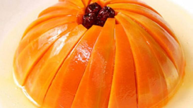 蜜汁南瓜饭,原料:南瓜300g、米饭100g、蜂蜜10g、淀粉、枣(干)1个
做法:
1. 南瓜横切一半,用一半做,去皮,洗净,轮辐状切小块。
2. 盘中放小碗米饭,排好南瓜,上面放个大枣,上锅蒸20分钟。
3. 蜂蜜10g、清水、淀粉,锅里熬成亮汁,浇在蒸熟的南瓜饭即可。