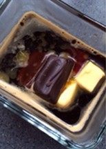日式摩卡海绵蛋糕,萃取一杯意式浓缩咖啡,将浓缩咖啡、黄油、黑巧克力混合隔水加热至巧克力融化。