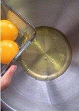日式摩卡海绵蛋糕,蛋白蛋黄分开,蛋白置于无油无水盆中打粗泡,加1小勺柠檬汁(可用白醋代替,没有也可忽略)、塔塔粉继续高速搅拌。