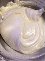 日式摩卡海绵蛋糕,一次性筛入低粉和玉米粉混合物,刮刀切拌均匀无干粉状态,大约80次左右,动作轻柔快速,不要划圈。