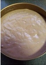 日式摩卡海绵蛋糕,从高处倒入模具中,入预热好的烤箱中层烘烤,入炉前持模具轻磕台面震出多余汽泡。