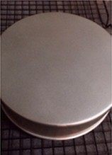 日式摩卡海绵蛋糕,入炉30分钟后,用牙签插入蛋糕内部,抽出牙签上是干爽的说明蛋糕成熟,取出倒扣。