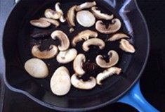 素食菌菇披萨,蘑菇洗净切片,平底锅少量油煎至边缘金黄,洒少许盐备用。