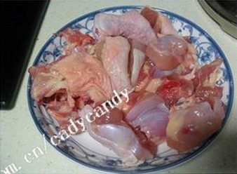 油焖春笋鸡块,鸡腿是带胸骨的,去掉里面内脏和多余的油脂,不去骨头,直接剁成鸡块。