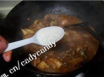 油焖春笋鸡块,鸡腿表面有点金黄,油份出来之后加入黄豆酱一勺半,番茄酱一勺,油辣椒一点点翻炒,倒入少许的料酒,加少许水,不用没过鸡肉,在水中加入大半勺的老抽,一勺白砂糖。