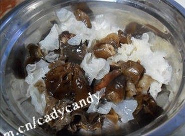 罗汉斋烩饭,<a style='color:red;display:inline-block;' href='/shicai/ 241'>干香菇</a>,干木耳温水洗干净泡发,冬笋和胡萝卜切片,梅菜金针菇倒出少许备用。