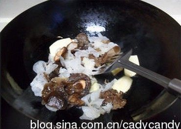 罗汉斋烩饭,油热后,加入胡萝卜冬笋片快速翻炒几下,倒入香菇木耳,一起翻炒。