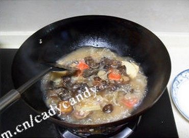 罗汉斋烩饭,倒入料汁,再加少许水,大火煮,等汤汁变少时倒入梅菜金针菇搅拌。