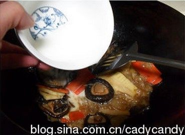罗汉斋烩饭,倒入水淀粉勾上点薄芡,淋上少许芝麻油即可出锅了。