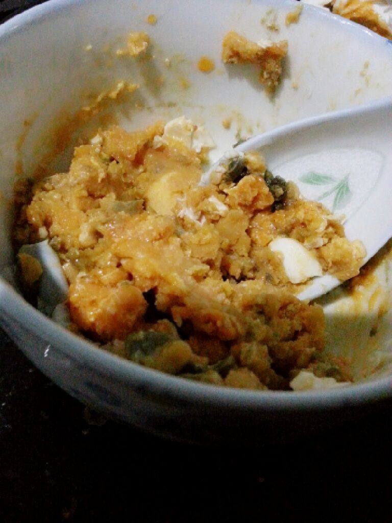 【创新】虾仁蟹黄豆腐,咸蛋黄压碎; 如果生的咸蛋要先煮熟再取蛋黄压碎,因为生的蛋黄直接煮不出香味而且没有沙沙的感觉