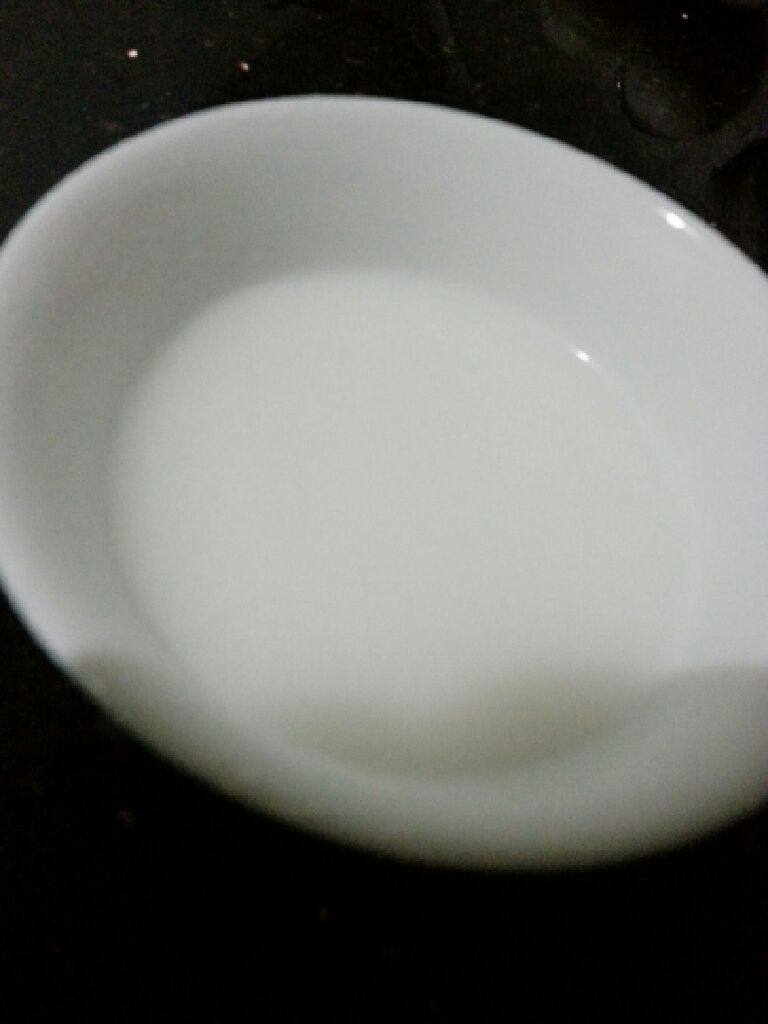 【创新】虾仁蟹黄豆腐,生粉半调羹加少许盐加水调汁; 这种步骤可以使煮出来的蟹黄豆腐有稠稠的感觉 么么哒