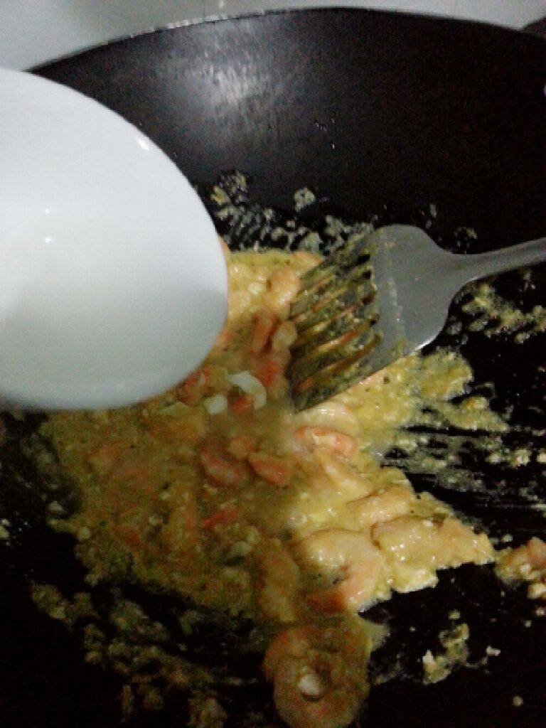 【创新】虾仁蟹黄豆腐,因为虾本身熟的,炒了大概两分钟加了刚刚调的汁搅拌均匀
