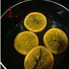 香橙慕斯蛋糕,白糖50克,清水50克,橙片4片,放在锅里,用小火煮至水分收干,放凉备用。