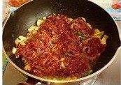 雪菜肉丝手擀面,<a style='color:red;display:inline-block;' href='/shicai/ 190'>雪菜</a>切碎,里脊肉切条,倒入酱油和料酒腌制10分钟。