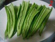 鱼肉酿尖椒,把尖椒洗净,剖成两半,挖去籽,抹干水分。