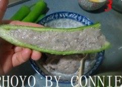 鱼肉酿尖椒,把鱼茸酿进尖椒里,抹平。