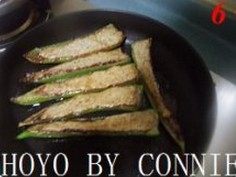 鱼肉酿尖椒,小心地把尖椒翻转过来,煎至尖椒表面呈虎皮状起锅放在碟子里。