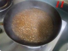 鱼肉酿尖椒,利用余油爆香姜蓉和蒜蓉,倒进准备好的调料,煮至粘稠状。