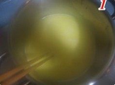 金枪鱼玉米拌罗勒芥末酱泡芙,迷迭香泡芙的制作:不锈钢锅里放进盐,水,牛奶和黄油,中小火煮至黄油熔化,沸腾后离火。