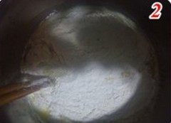 金枪鱼玉米拌罗勒芥末酱泡芙,筛入高筋面粉,搅拌。