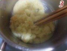 金枪鱼玉米拌罗勒芥末酱泡芙,再用小火加热一下,搅拌至无颗粒,不沾锅底,离火。