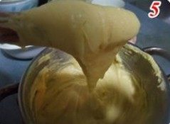 金枪鱼玉米拌罗勒芥末酱泡芙,把全蛋液少量多次加入面糊,每次要完全搅拌至面糊把全蛋液吸收后再加下一次。当用筷子挑起面糊,面糊呈倒三角形状,尖角到底部的程度约4CM左右,就不用再加蛋液了。