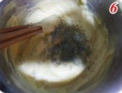 金枪鱼玉米拌罗勒芥末酱泡芙,加入一撮迷迭香,拌匀。